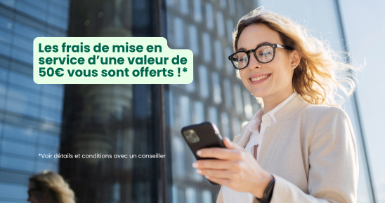 Femme sur son téléphone avec écrit "Les frais de mise en service d'une valeur de 50€ vous sont offerts !*"