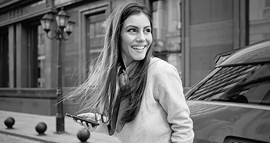 Homme et femme souriant au volant d'une voiture