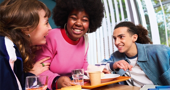 trois étudiants souriants