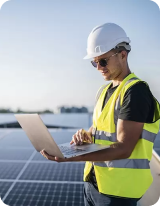 Image d'un technicien en photovoltaïque au milieu de panneaux solaires