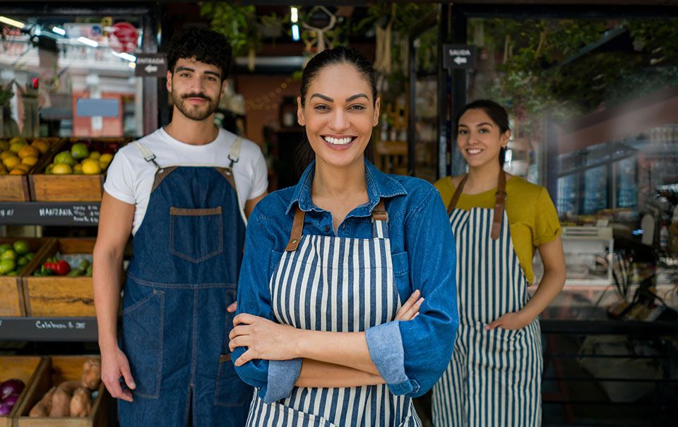 Trois personnes souriantes qui vous regardent